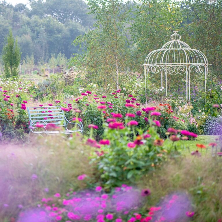 Nostalgic Garden Design: Romantic Layout Ideas